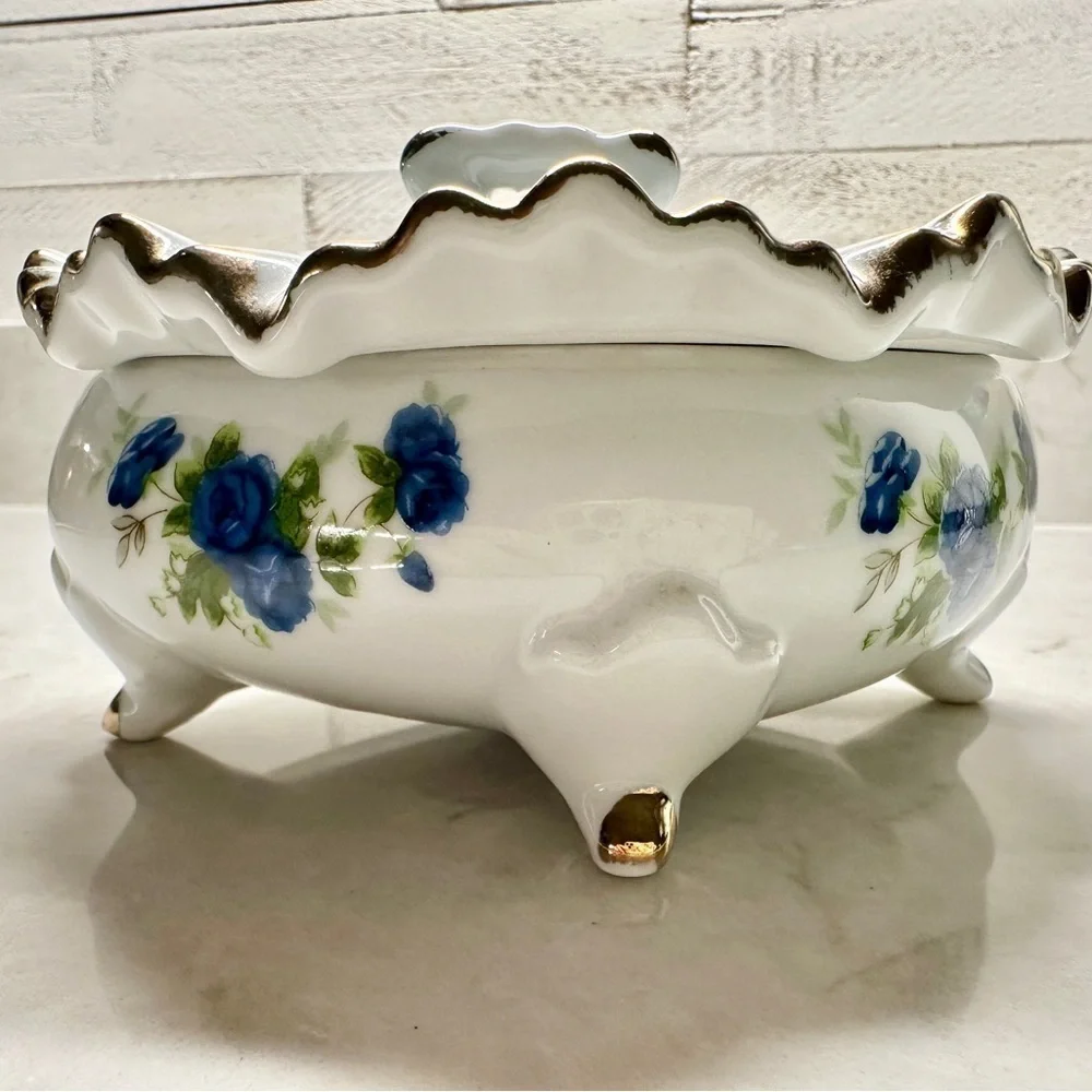DIAMOND FINE CHINA, TRINKET BOX. MADE OF PORCELAIN WITH A LUSTERWARE FINISH.